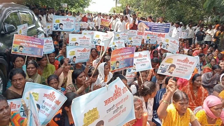 चिमुकलीवरील अत्याचार प्रकरणी भव्य आक्रोश मोर्चा; आरोपीला फाशी देण्याची मागणी